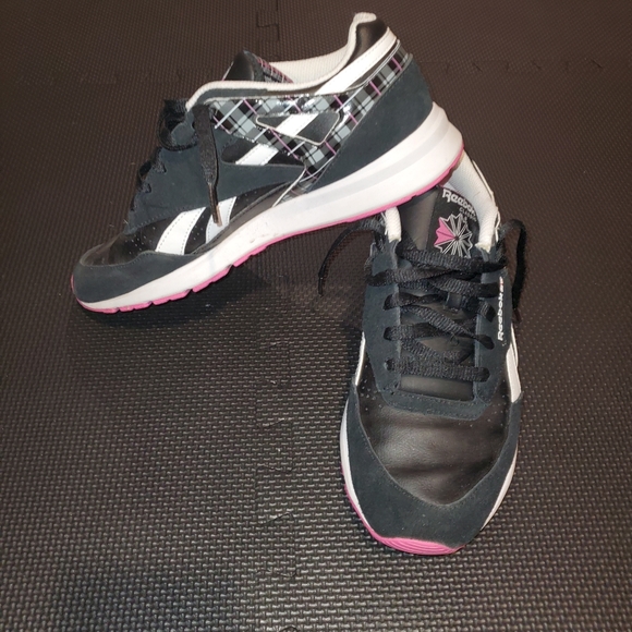 Reebok shoes size 8.5 - Picture 2 of 4